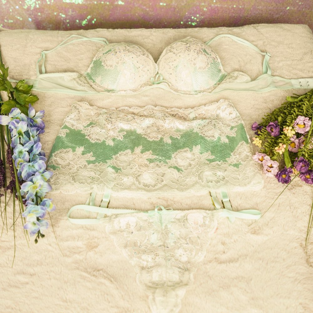 COPY - Gorgeous 3 piece Bra set from Victoria's S…